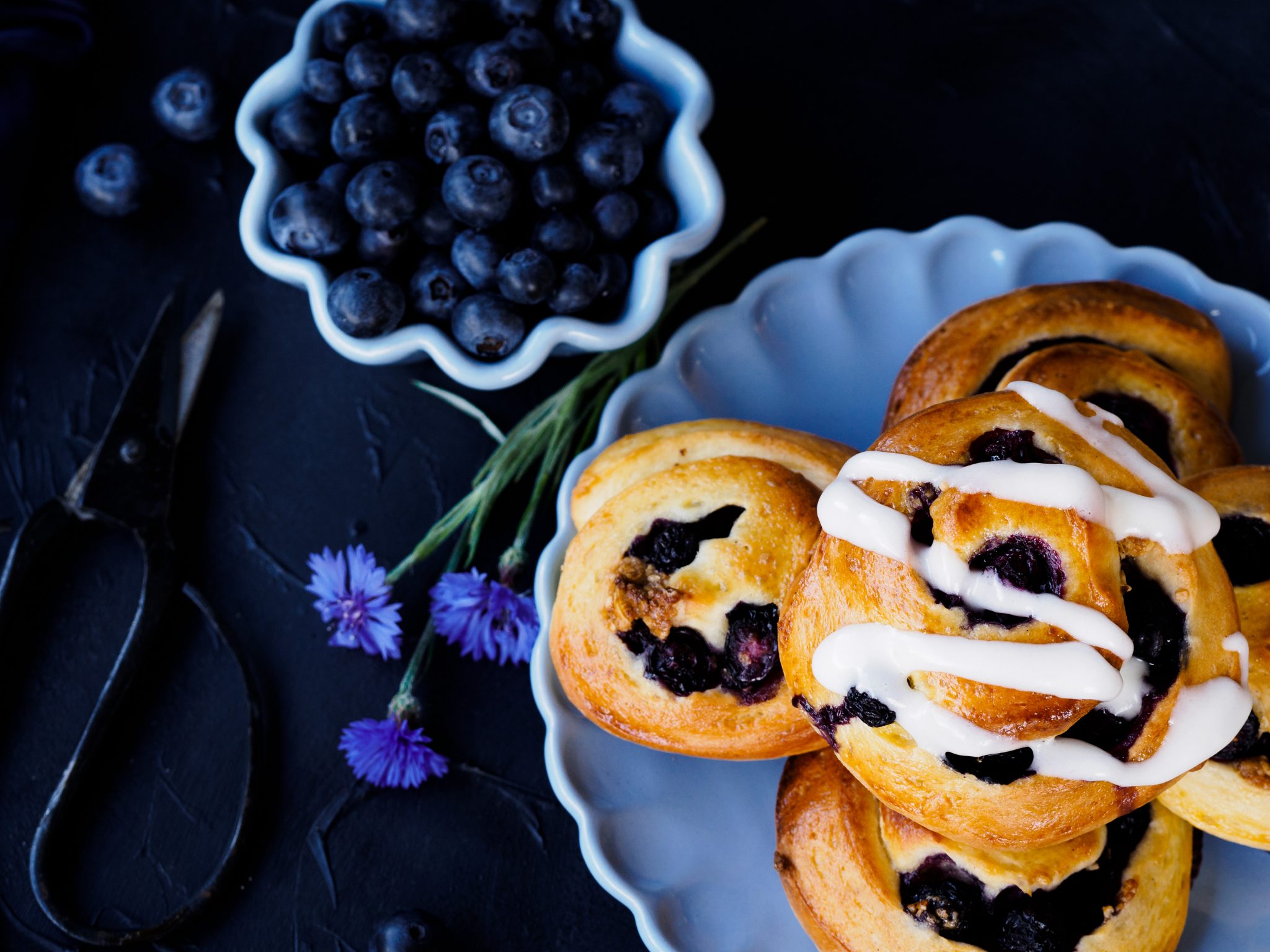 Germteigschnecken mit Heidelbeeren