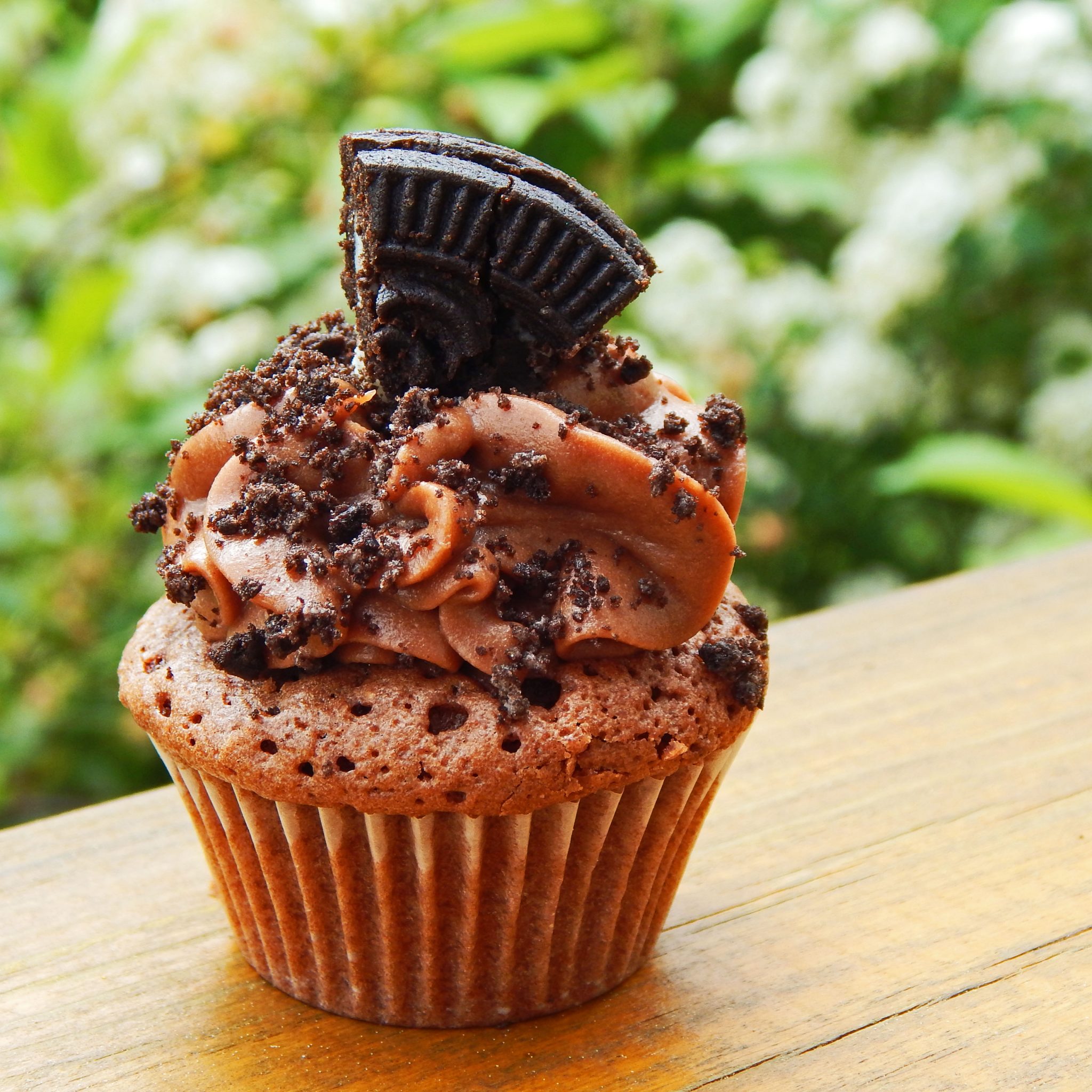 Schoko-Cupcake mit Oreo-Bröseln