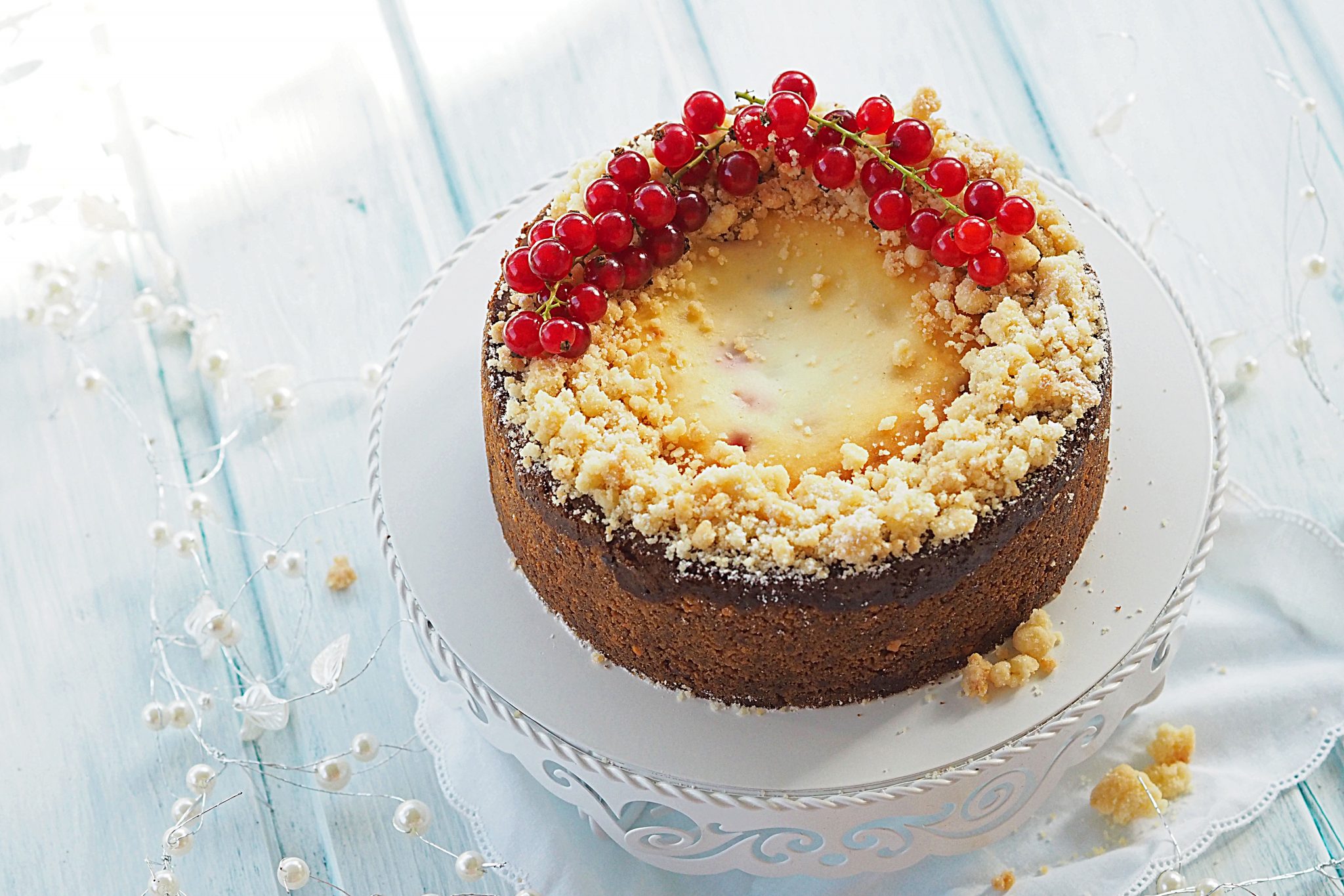 Käsekuchen mit Streuseln und Johannisbeeren