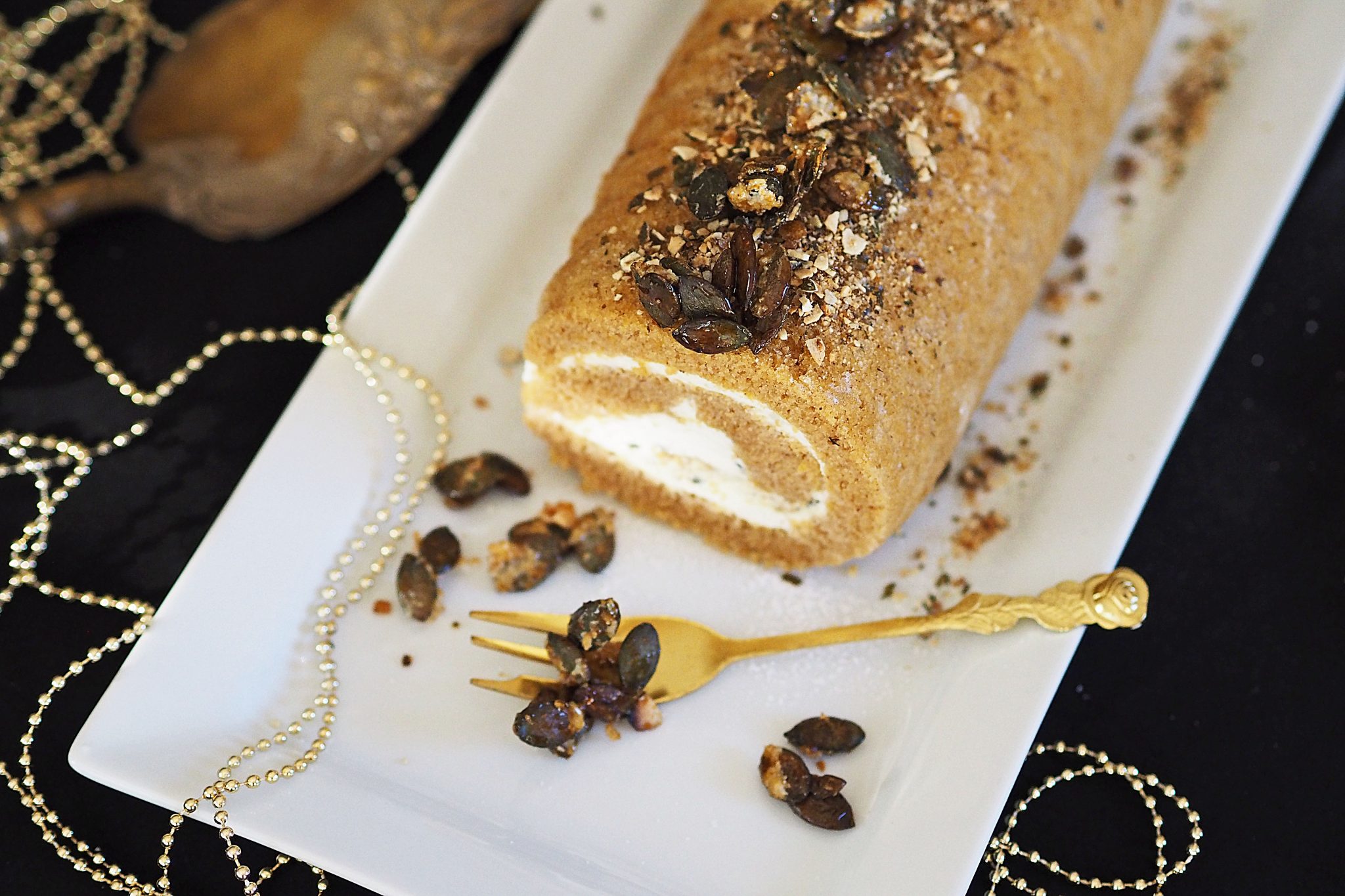 Kürbisroulade Frischkäsefrosting Kürbiskernkrokant