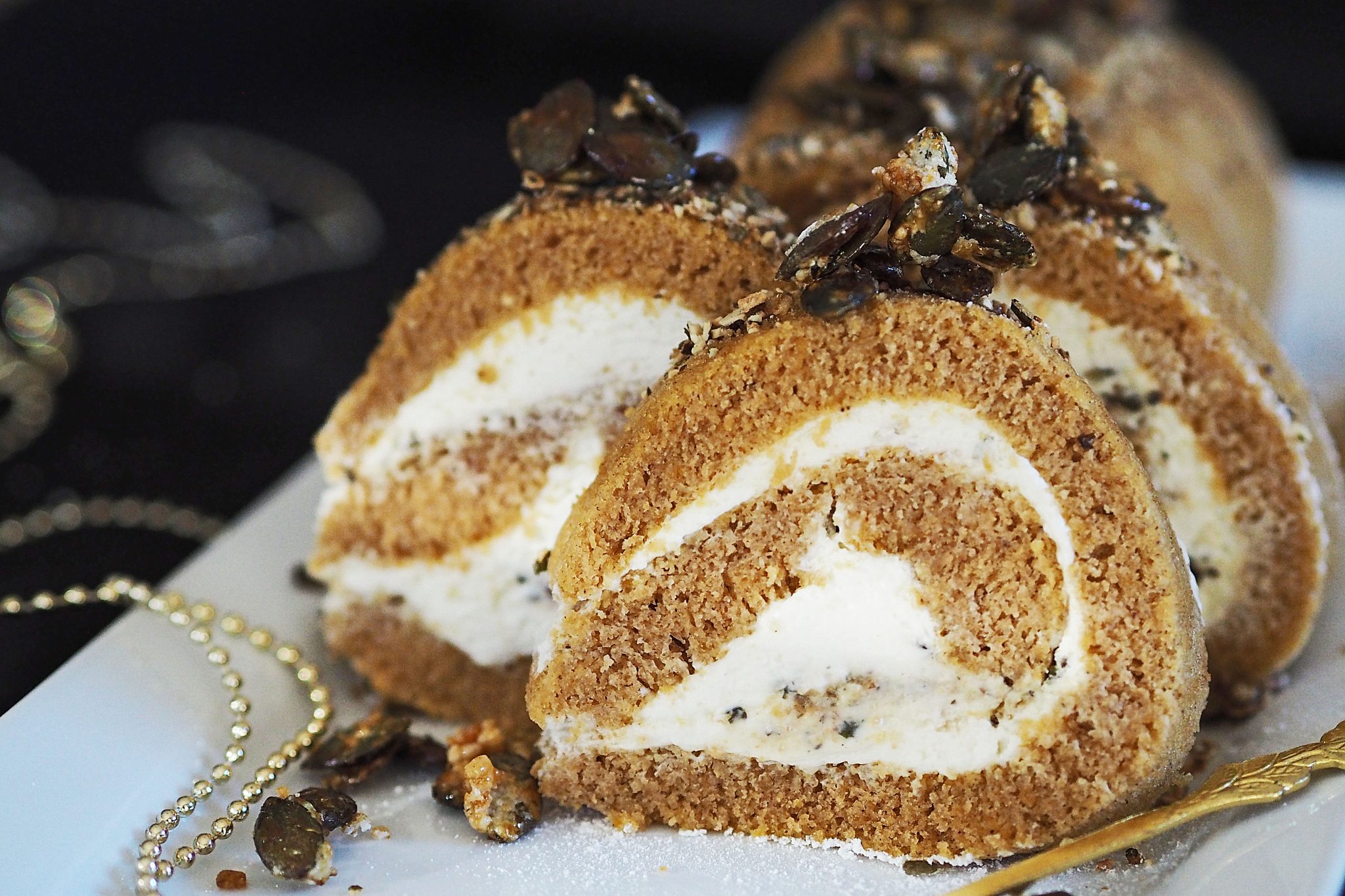 Roulade Kürbiskuchen Frischkäsefrosting Kürbiskernkrokant