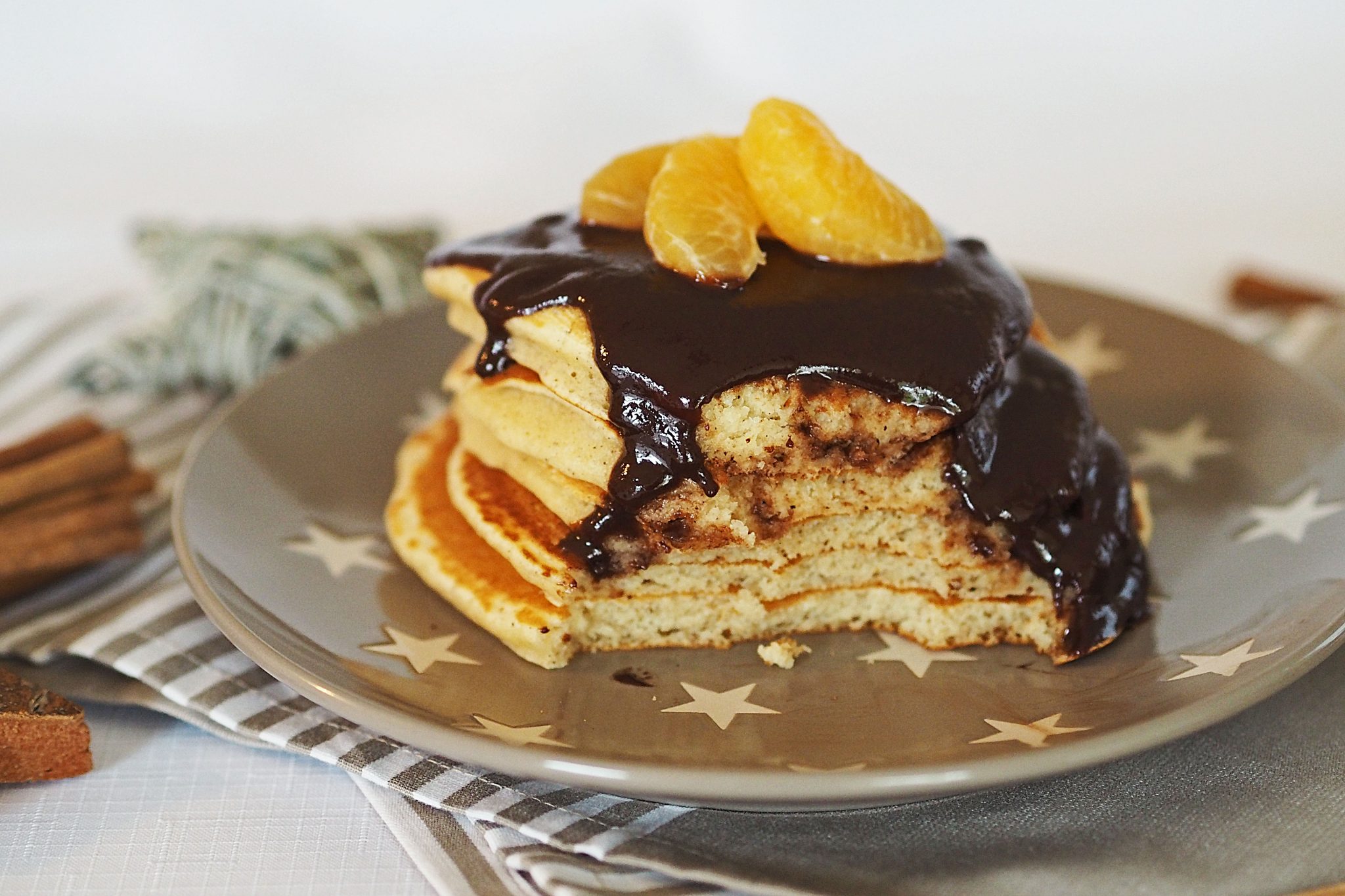 Pancakes mit Schokosauce Lebkuchen Gingerbread-Pancakes