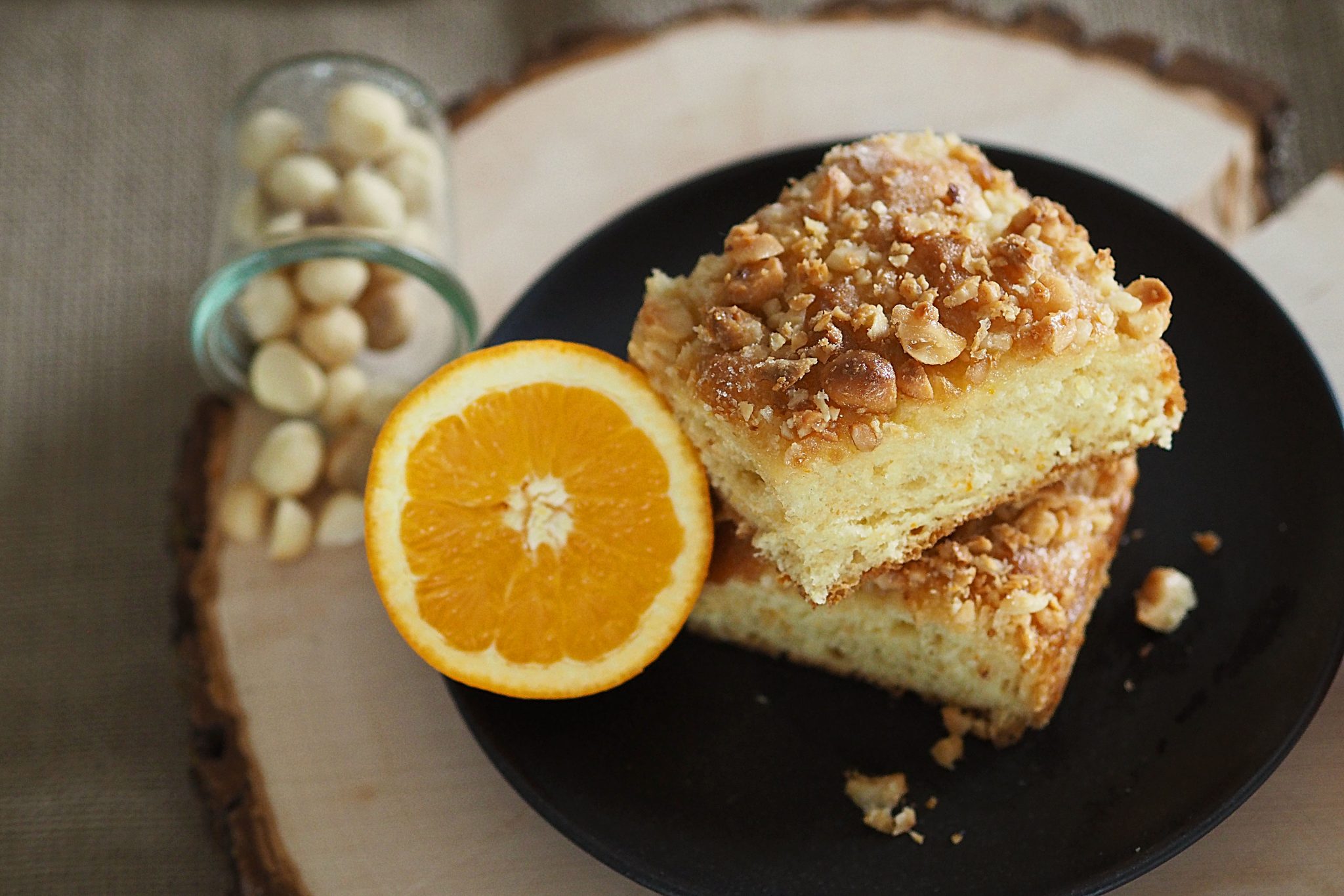 Orangen-Butterkuchen mit Macadamianüssen