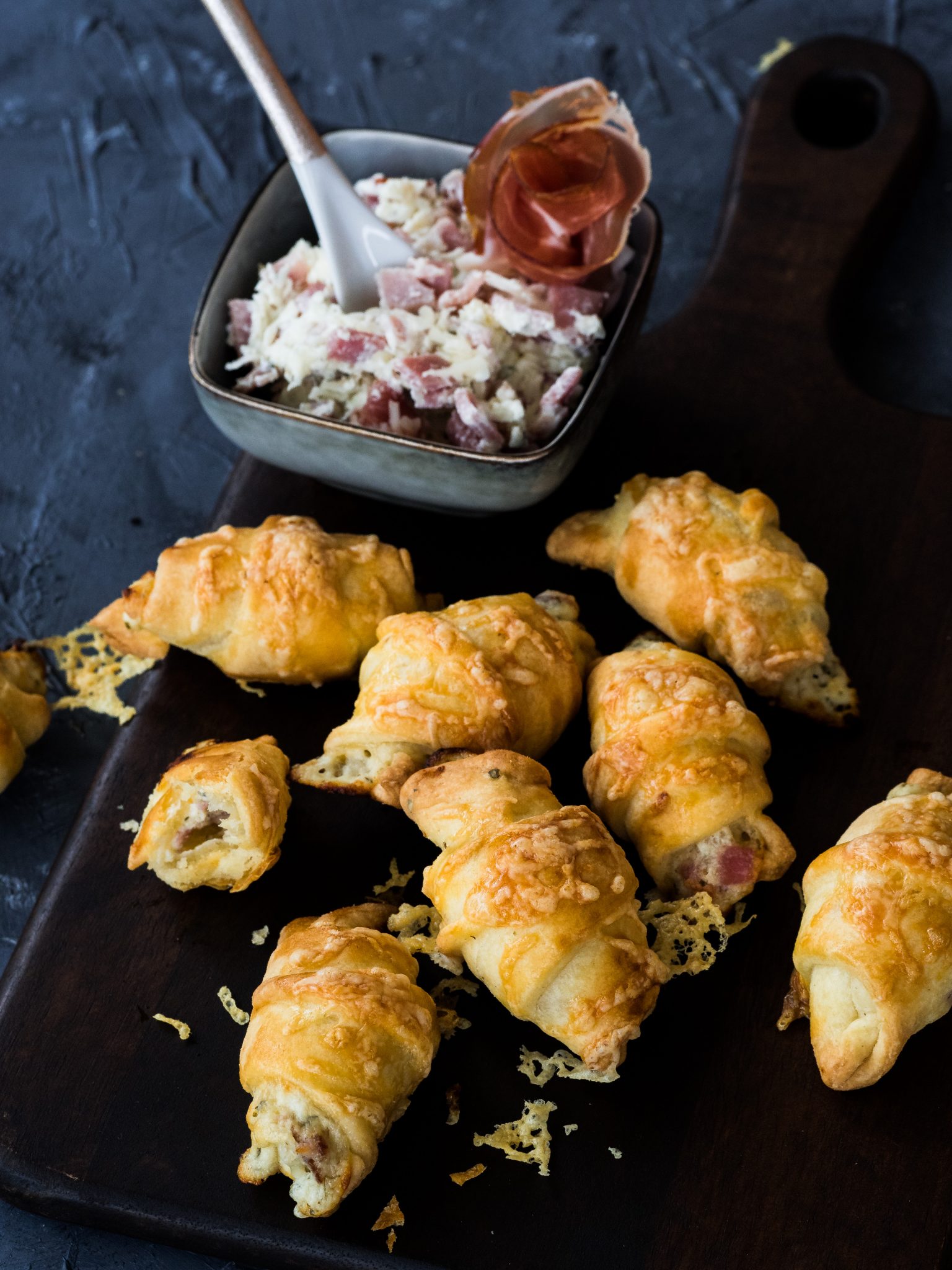 Fingerfood aus Frischkäseteig mit Schinken-Käse-Füllung