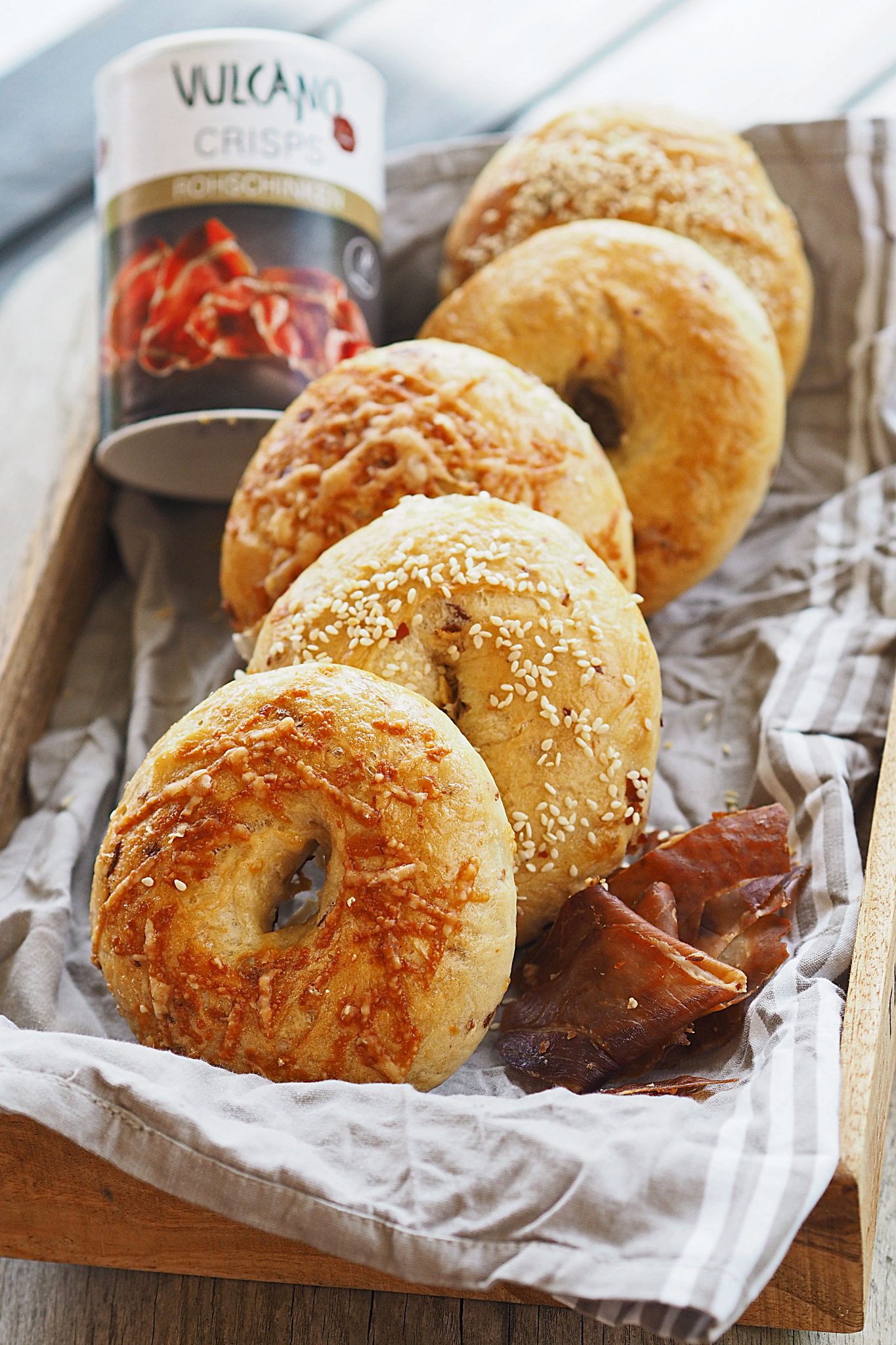 Bagels mit Rohschinkenchips gefüllt