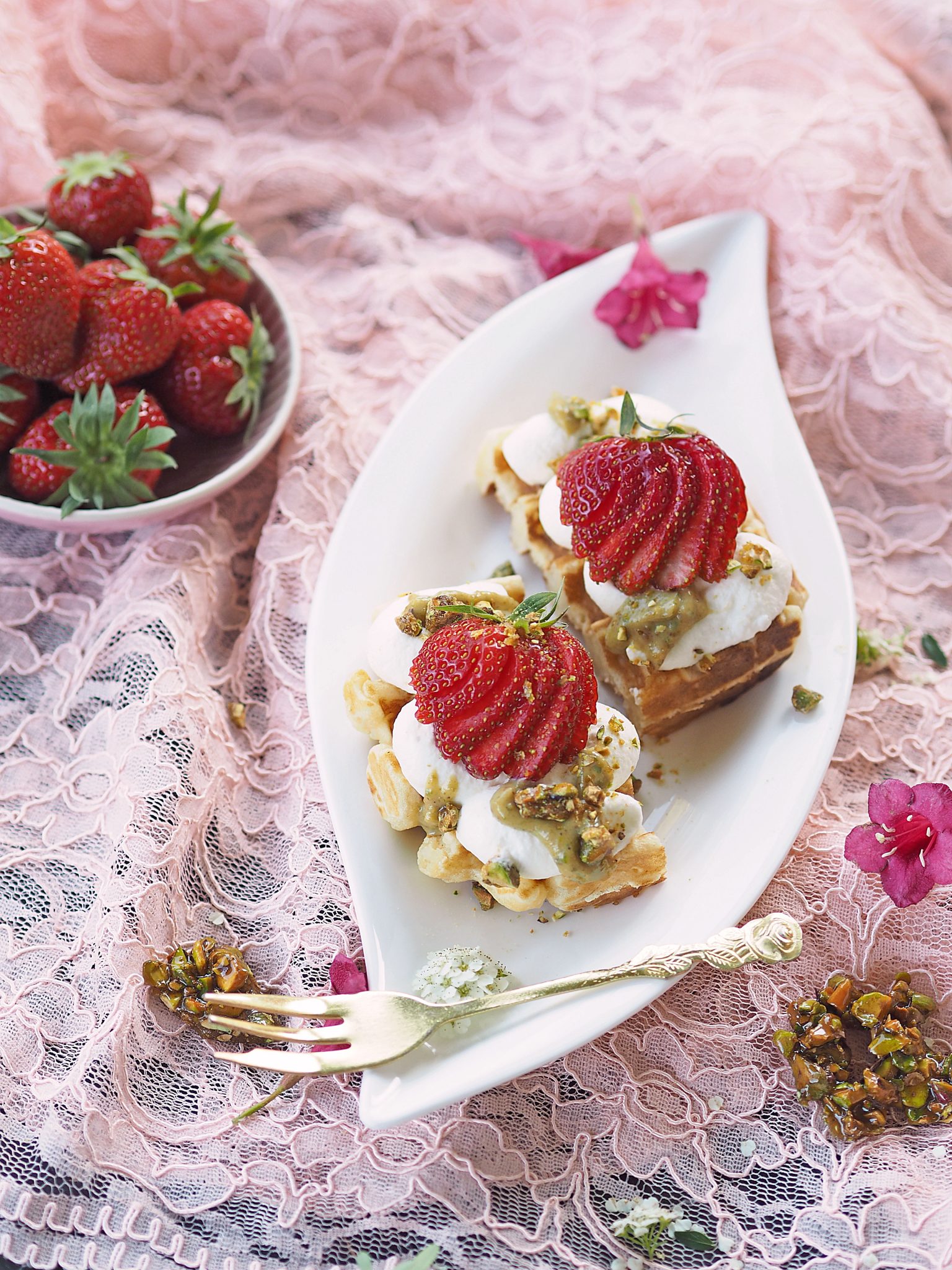 Milchreiswaffeln mit Erdbeeren und Pistazien