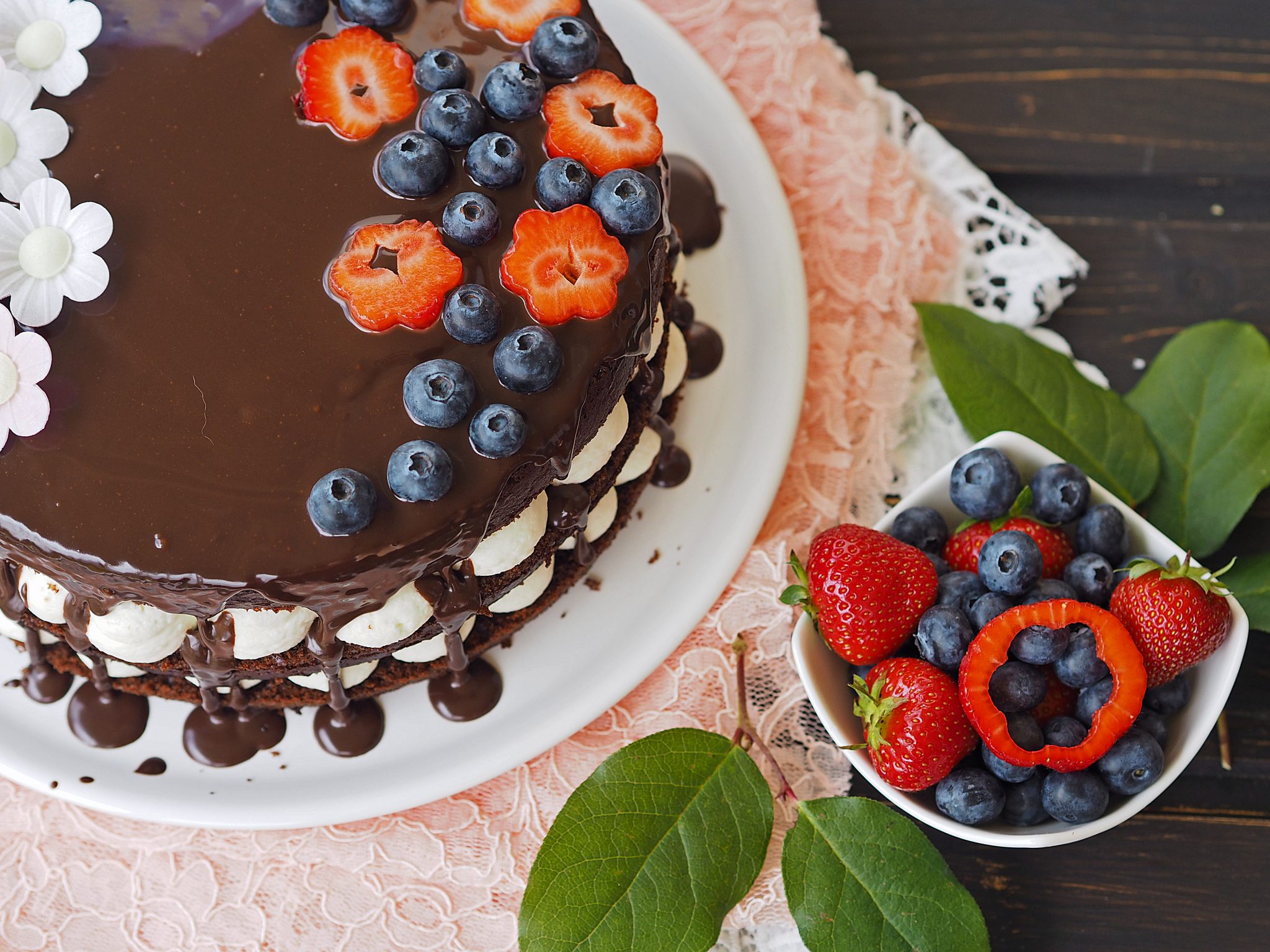 Naked Cake Schokolade und Beeren