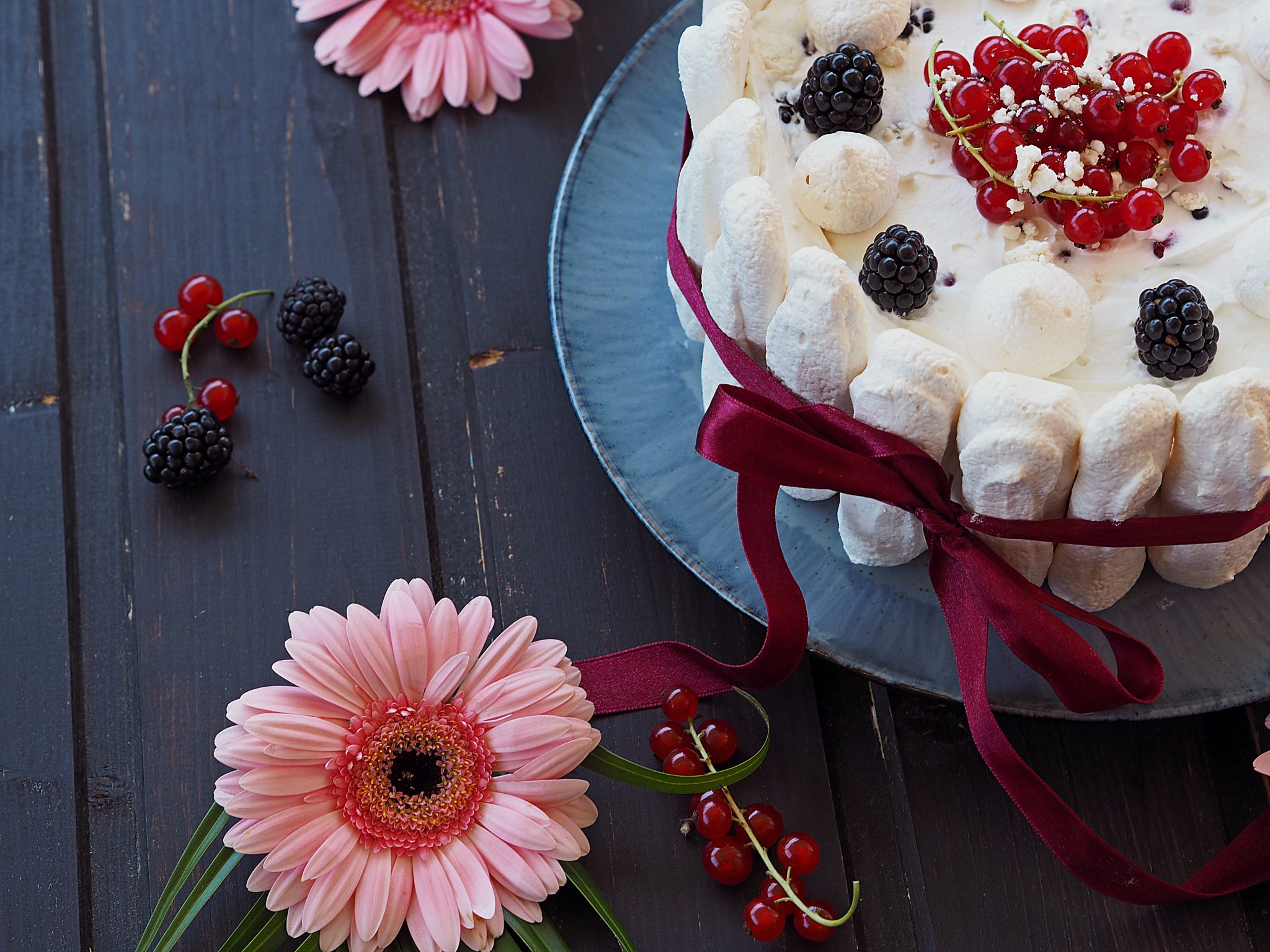 leichte Sommertorte mit Baiser und Beeren