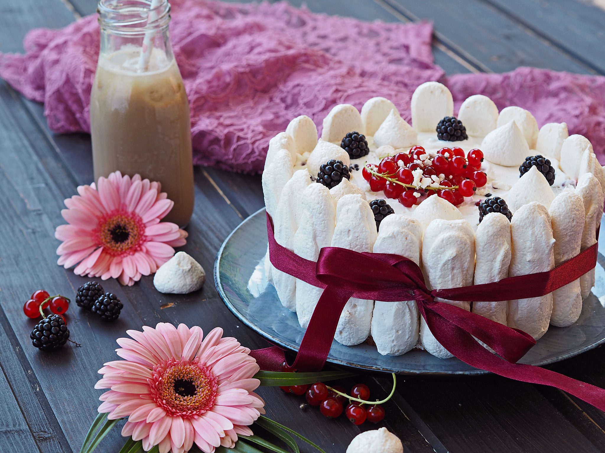 Biskuittorte mit Sahne, Baiser und Beeren