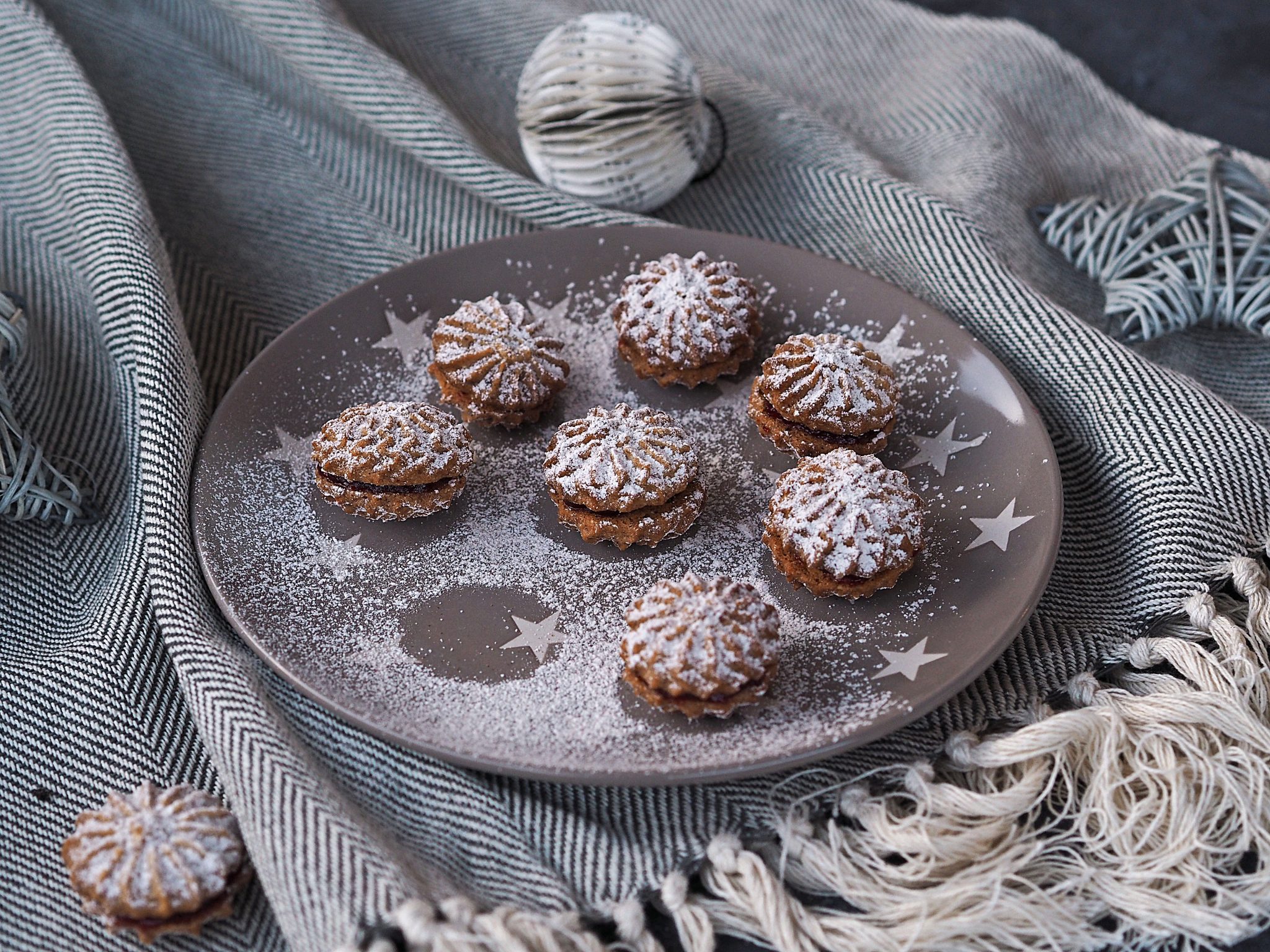 Weihnachtskekse mit Nüssen