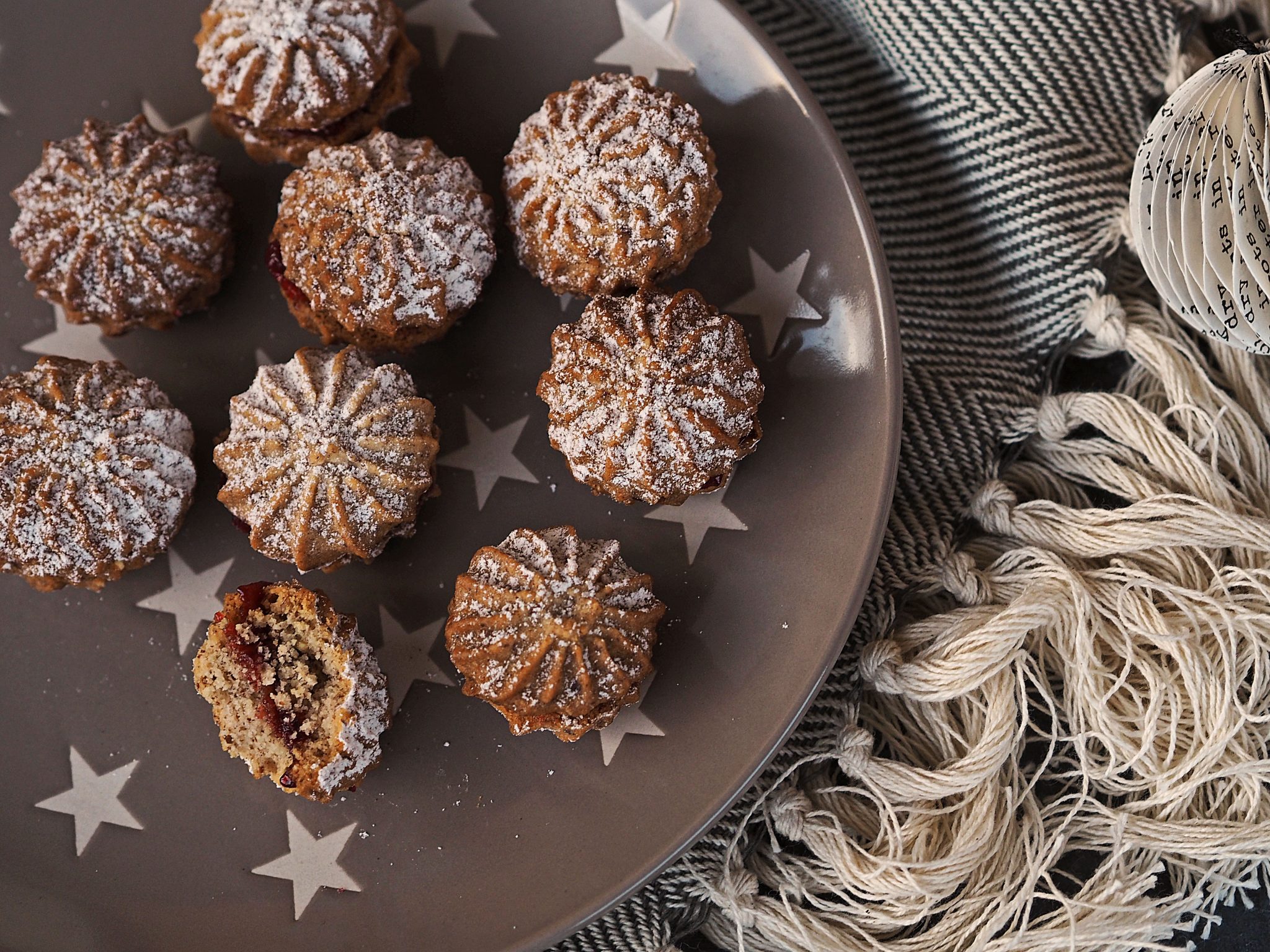 Zimtkrapferl mit Preiselbeermarmelade