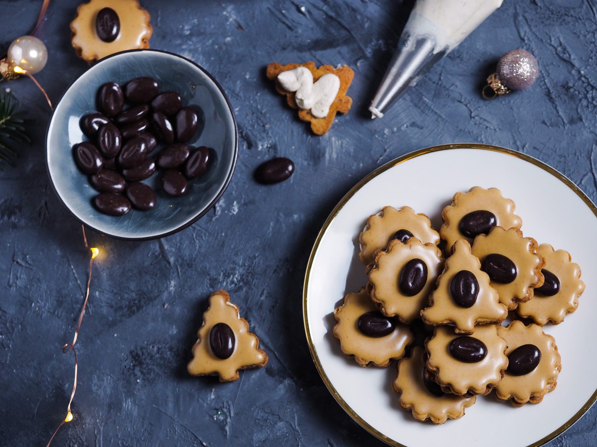 Weihnachtskekse mit Kaffee