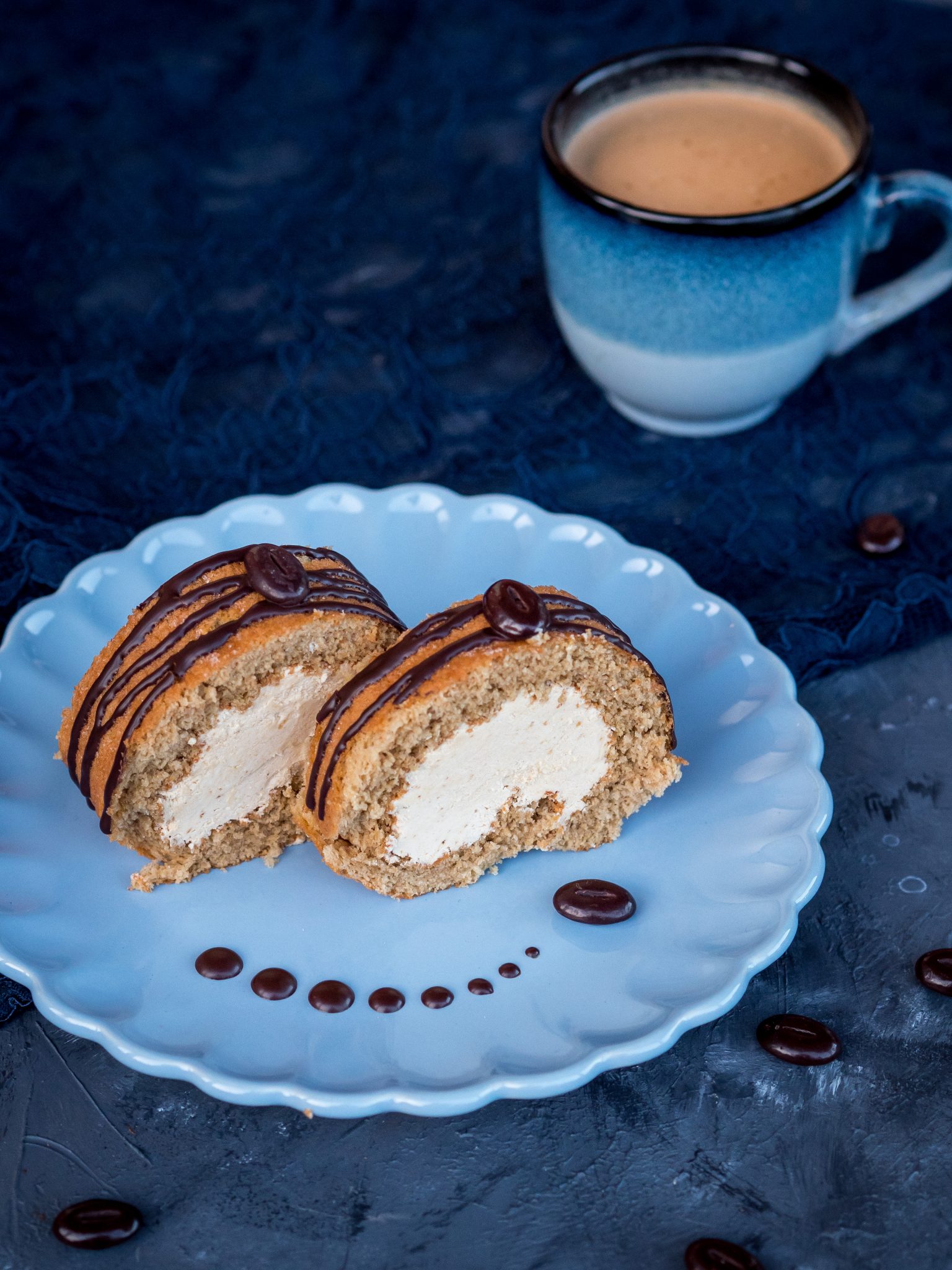 Biskuitroulade mit Kaffeecreme