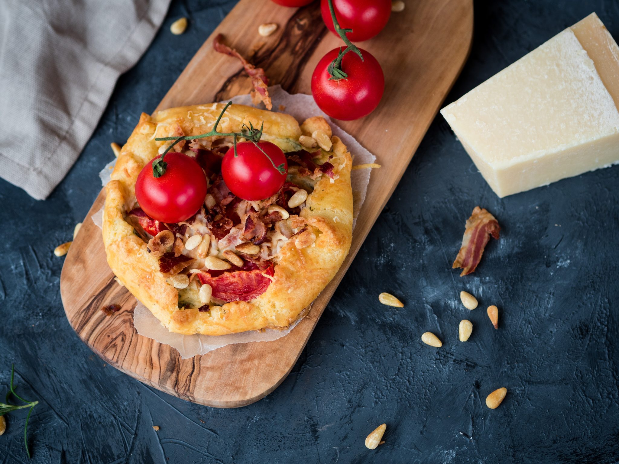 herzhafter Snack mit Speck und Käse