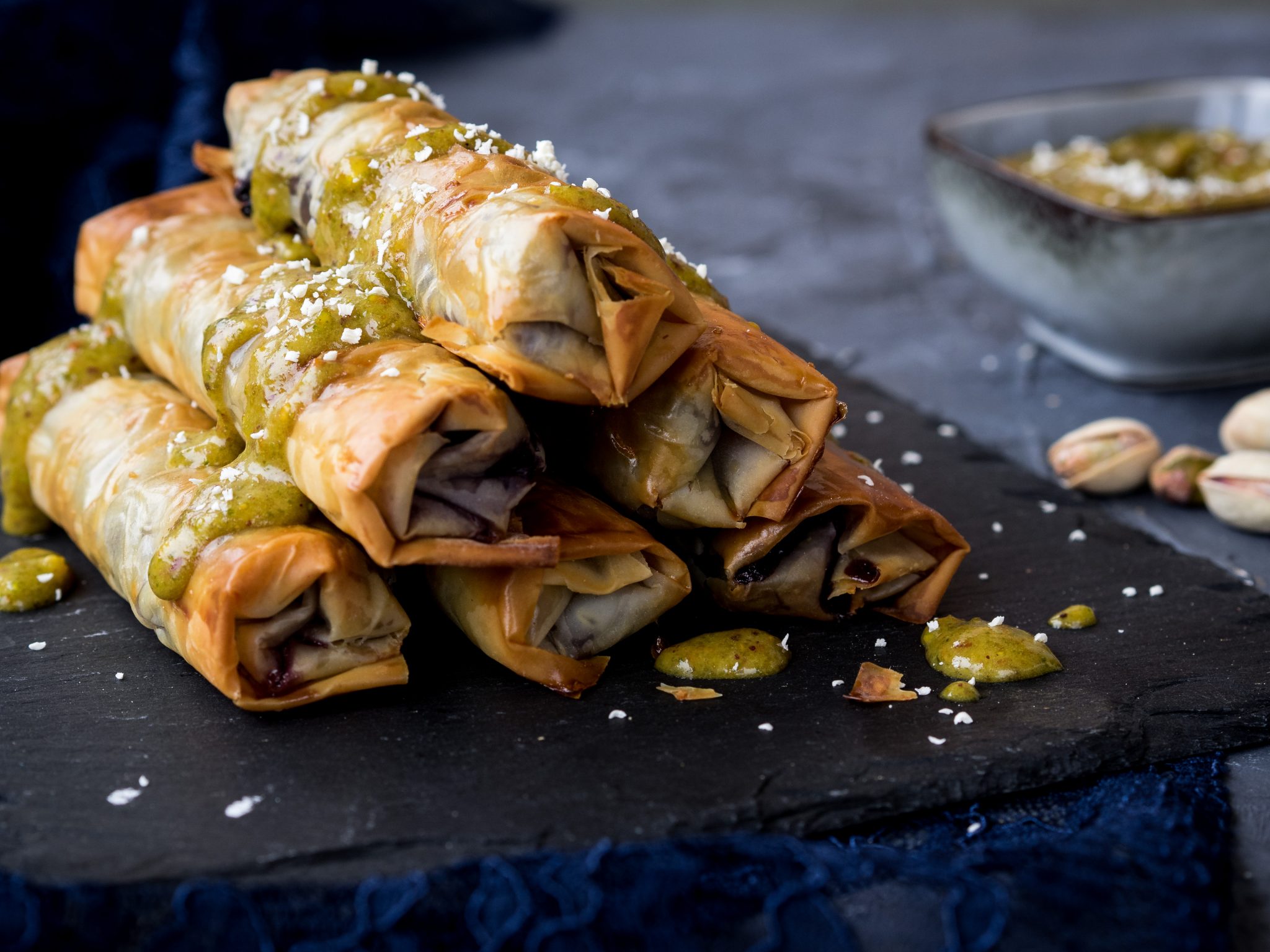 Schwarzbeerstrudel-Röllchen mit Pistazienpesto