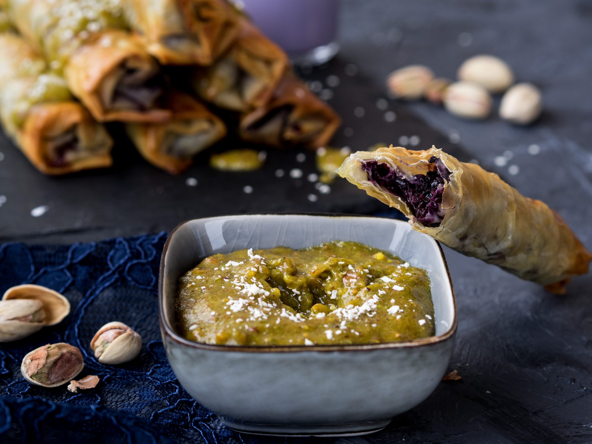 Blaubeer-Strudelröllchen mit Pistaziensauce