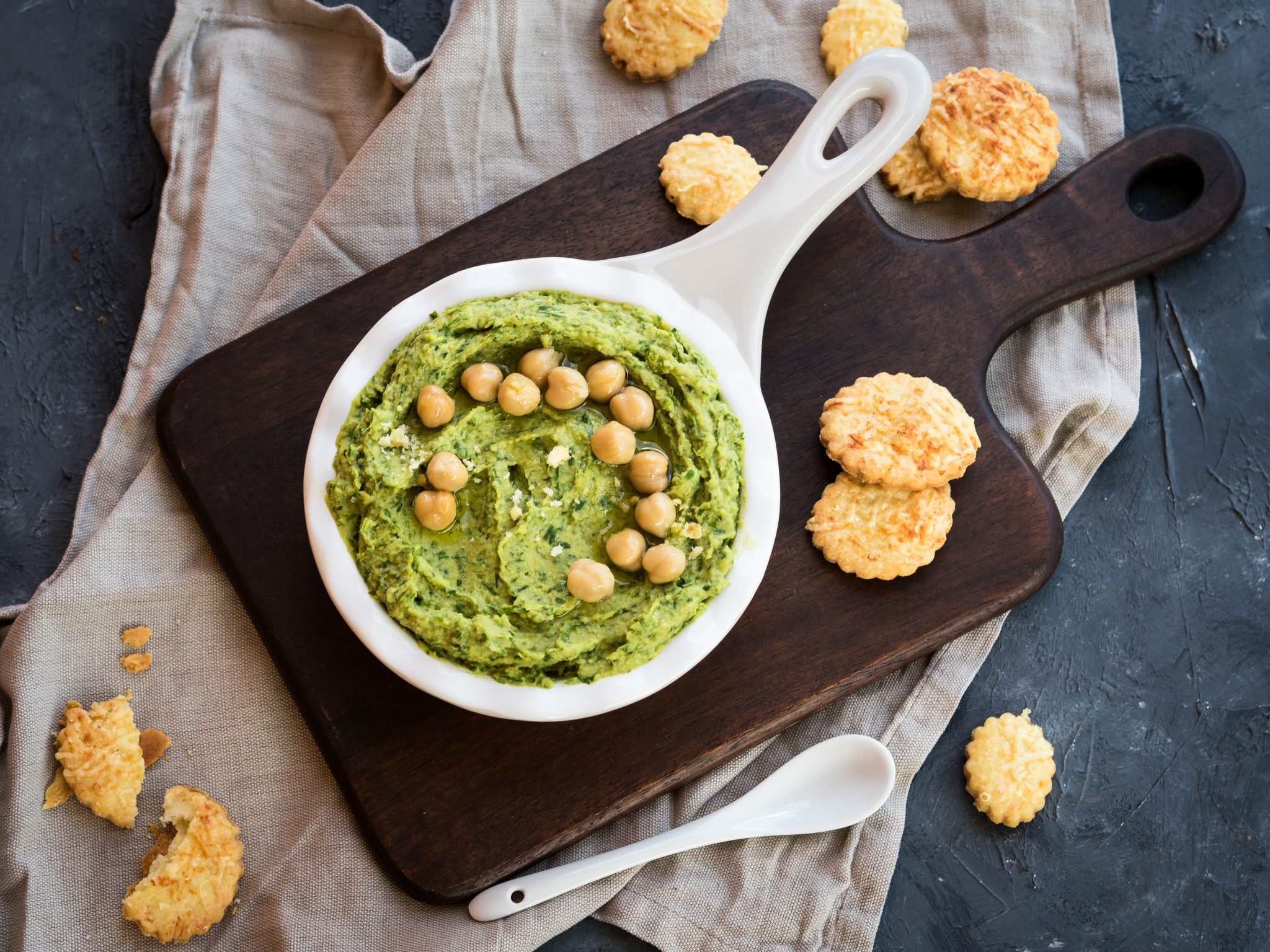 Bärlauchhummus mit Parmesancrackern