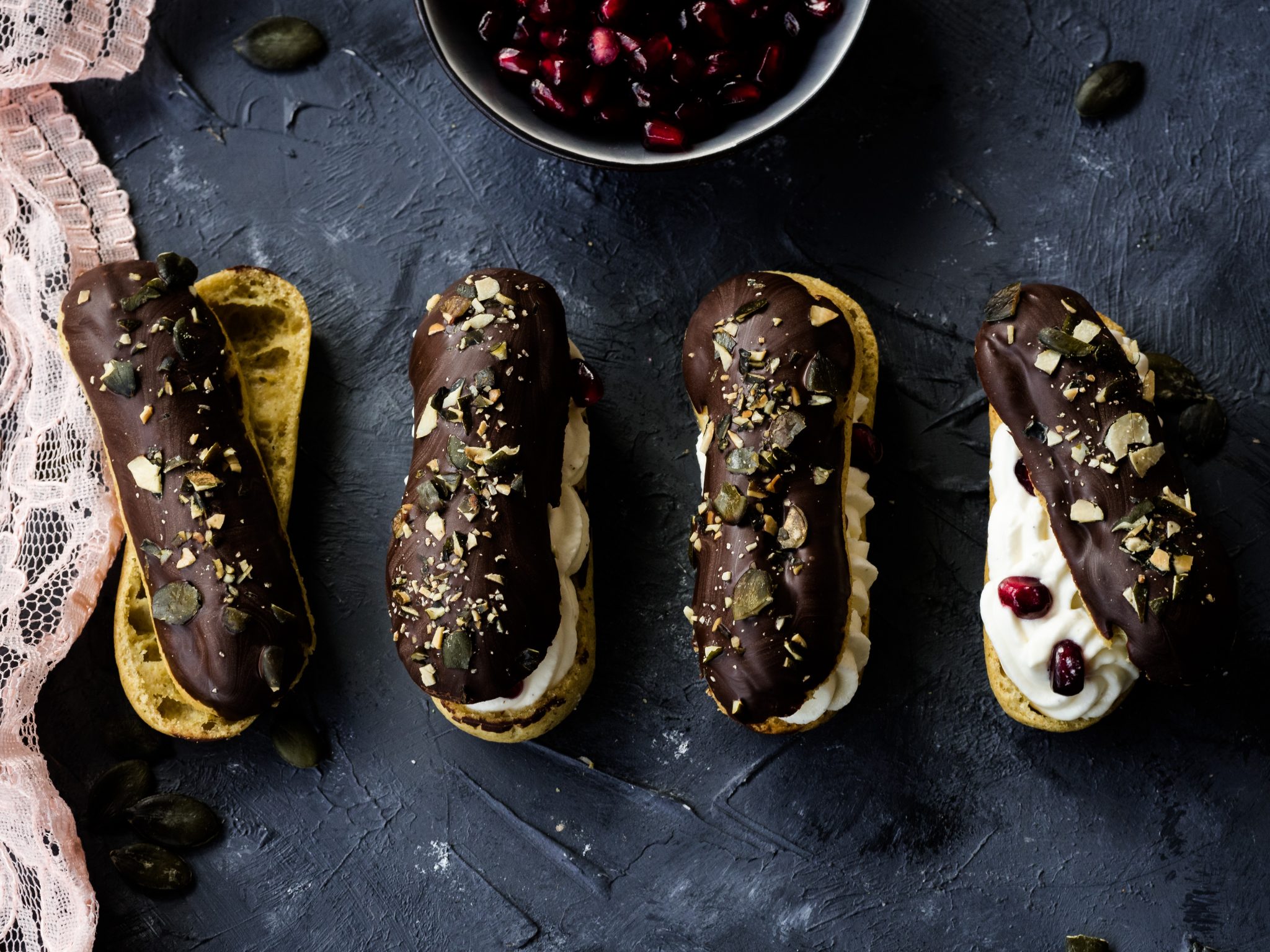 Eclairs mit Kürbiskernen und Granatapfel