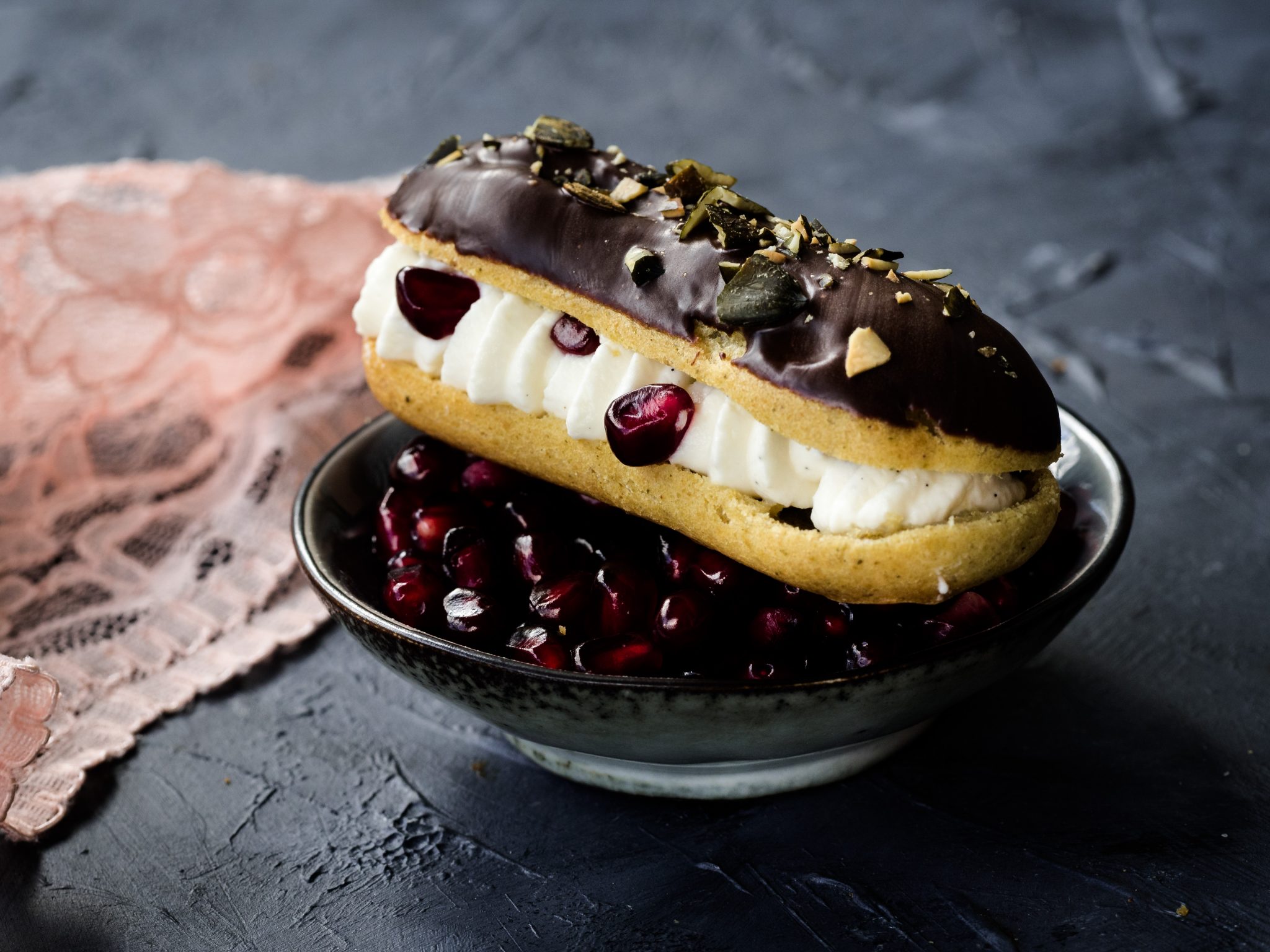 Sahne-Eclairs mit Granatapfel