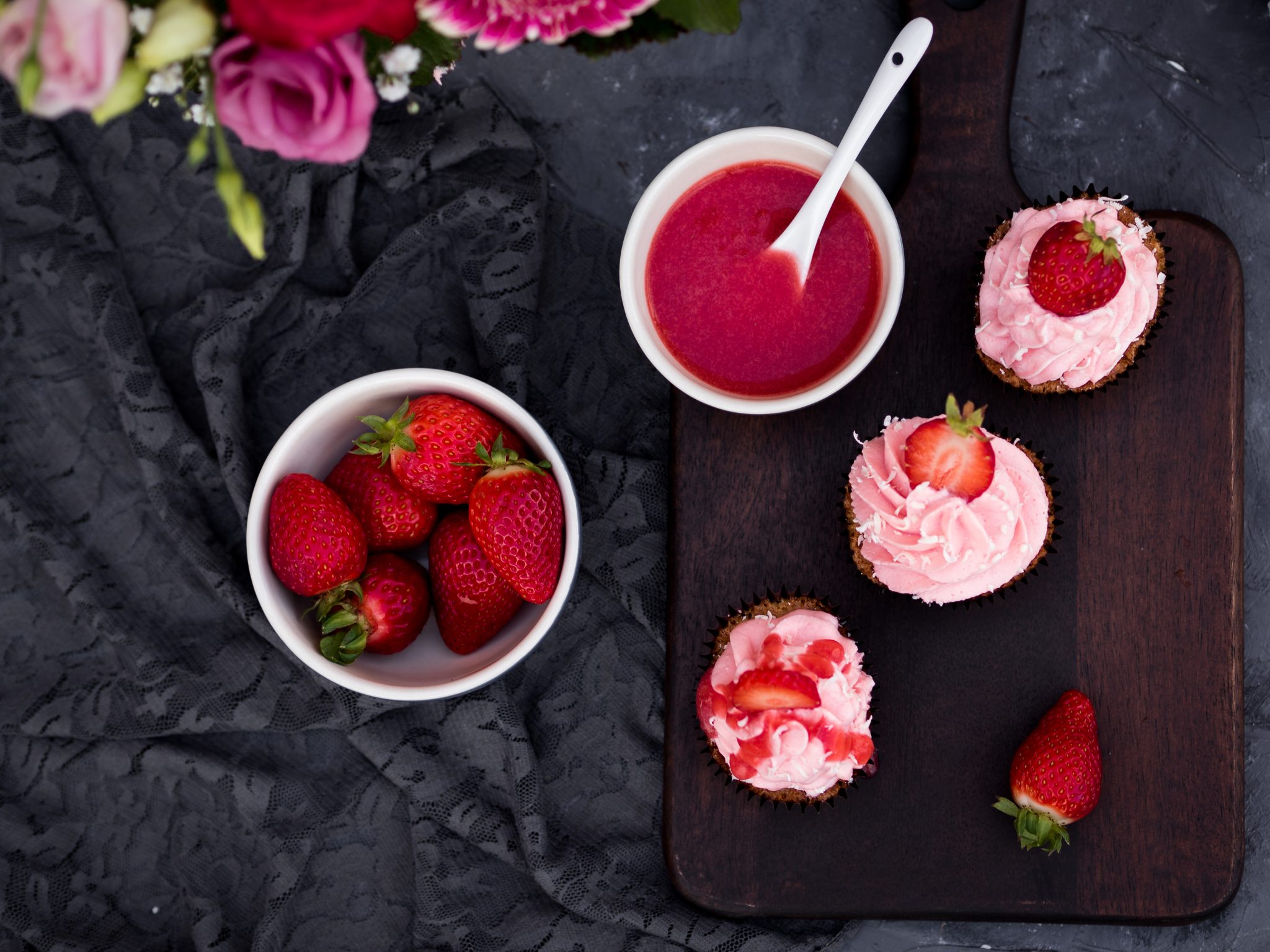Cupcakes mit Erdbeer-Frischkäsefrosting