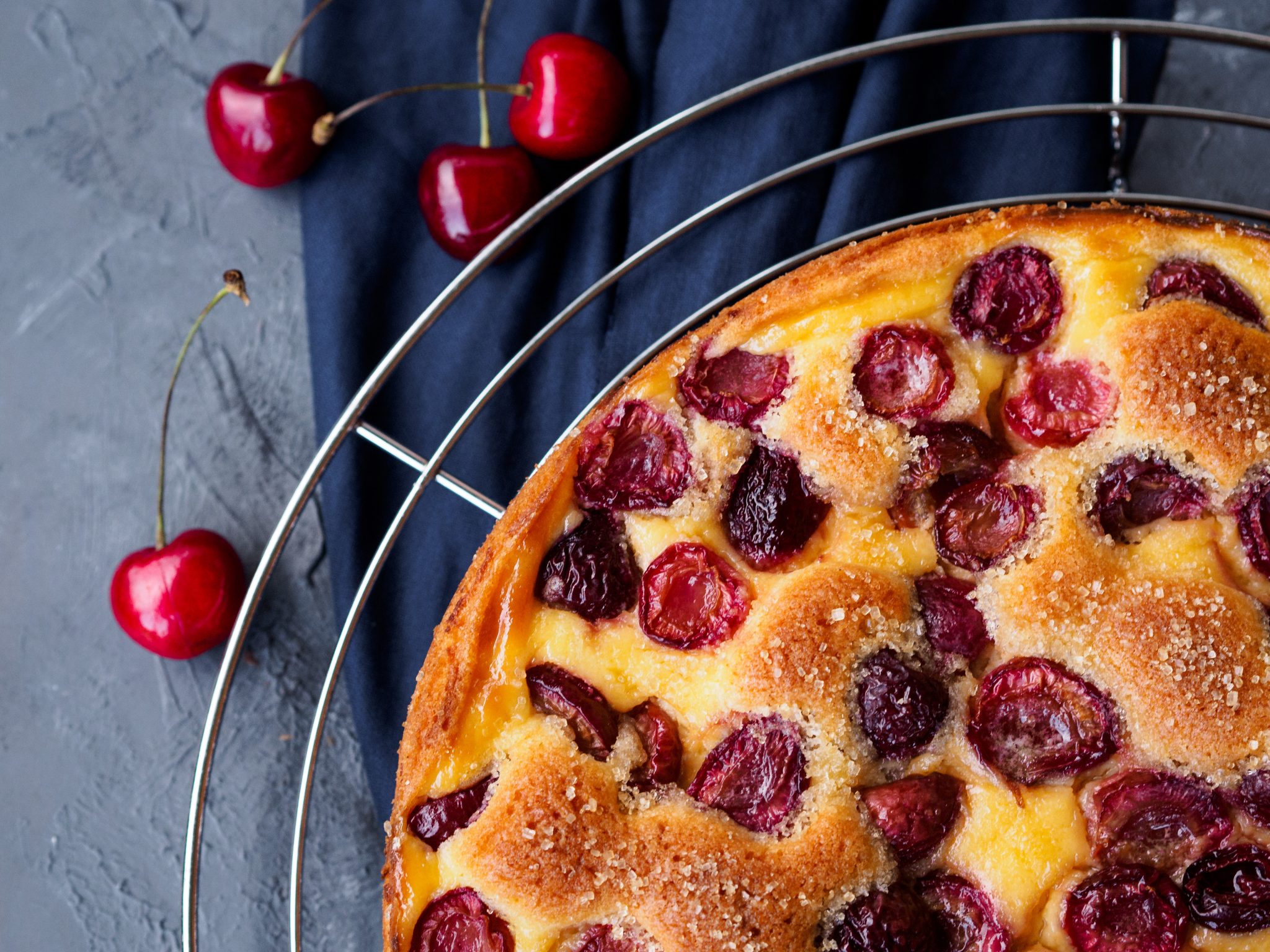 Rührkuchen mit Kirschen und Vanillecreme