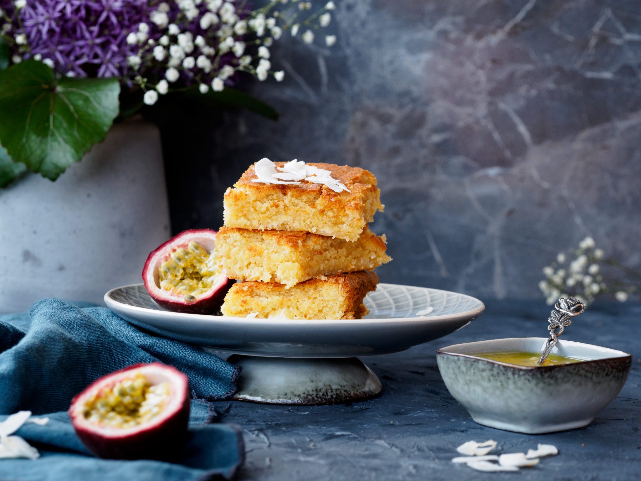 Blondies mit Passionsfrucht-Sauce