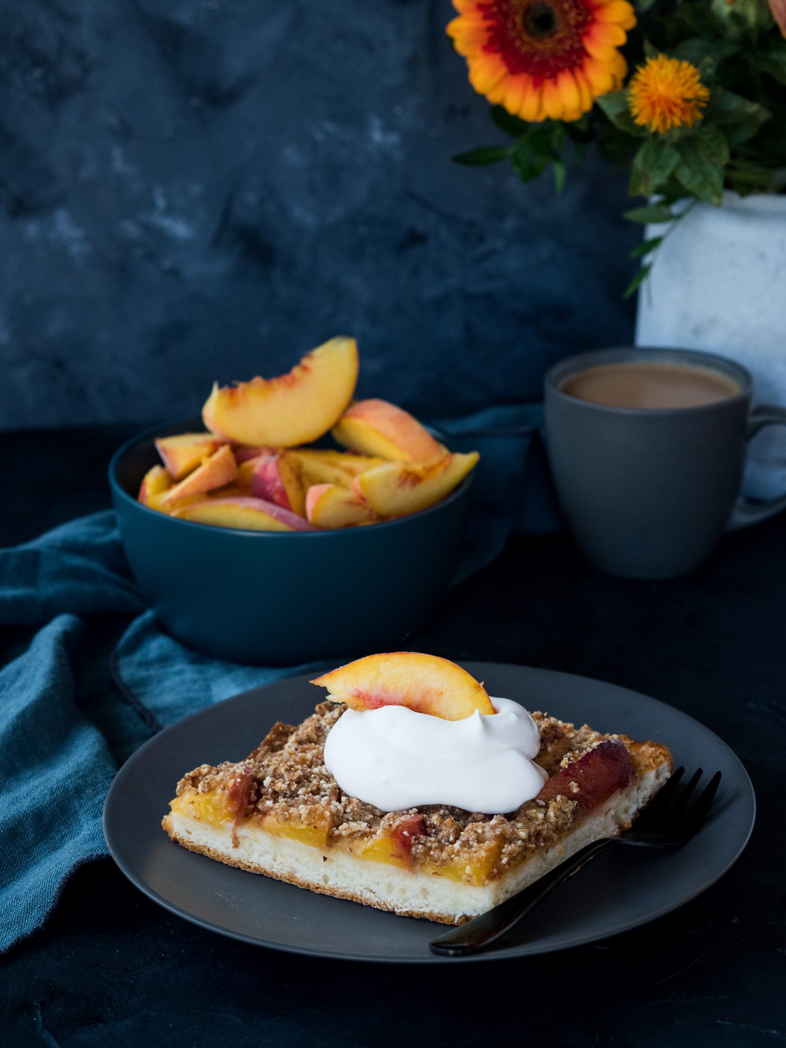 Streusel-Blechkuchen mit Pfirsichen