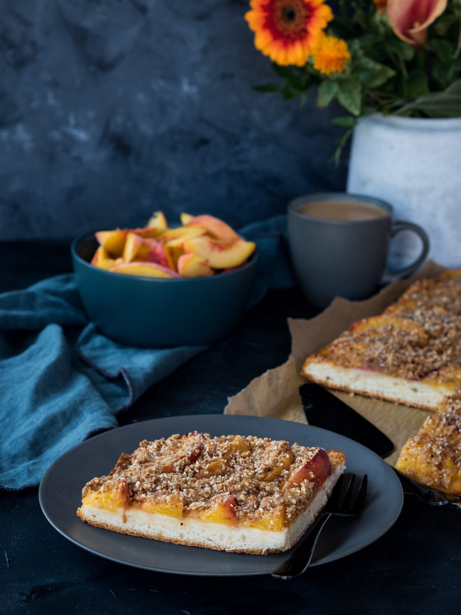 Pfirsich-Blechkuchen mit Streuseln