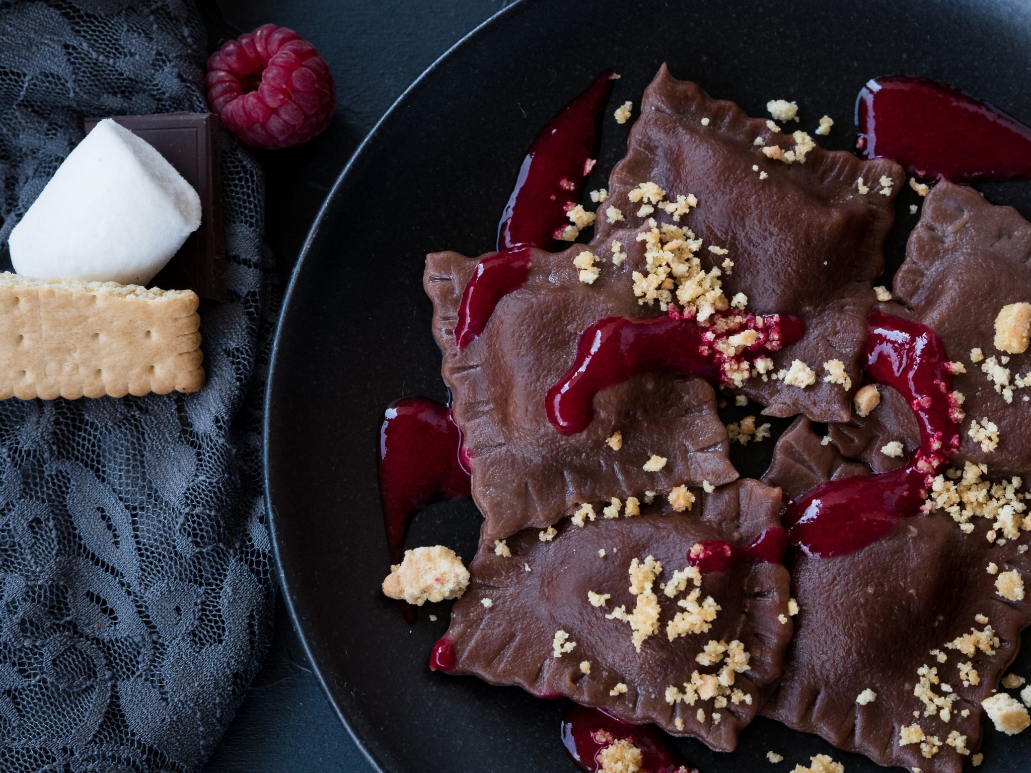 S'Mores Ravioli mit Himbeersauce