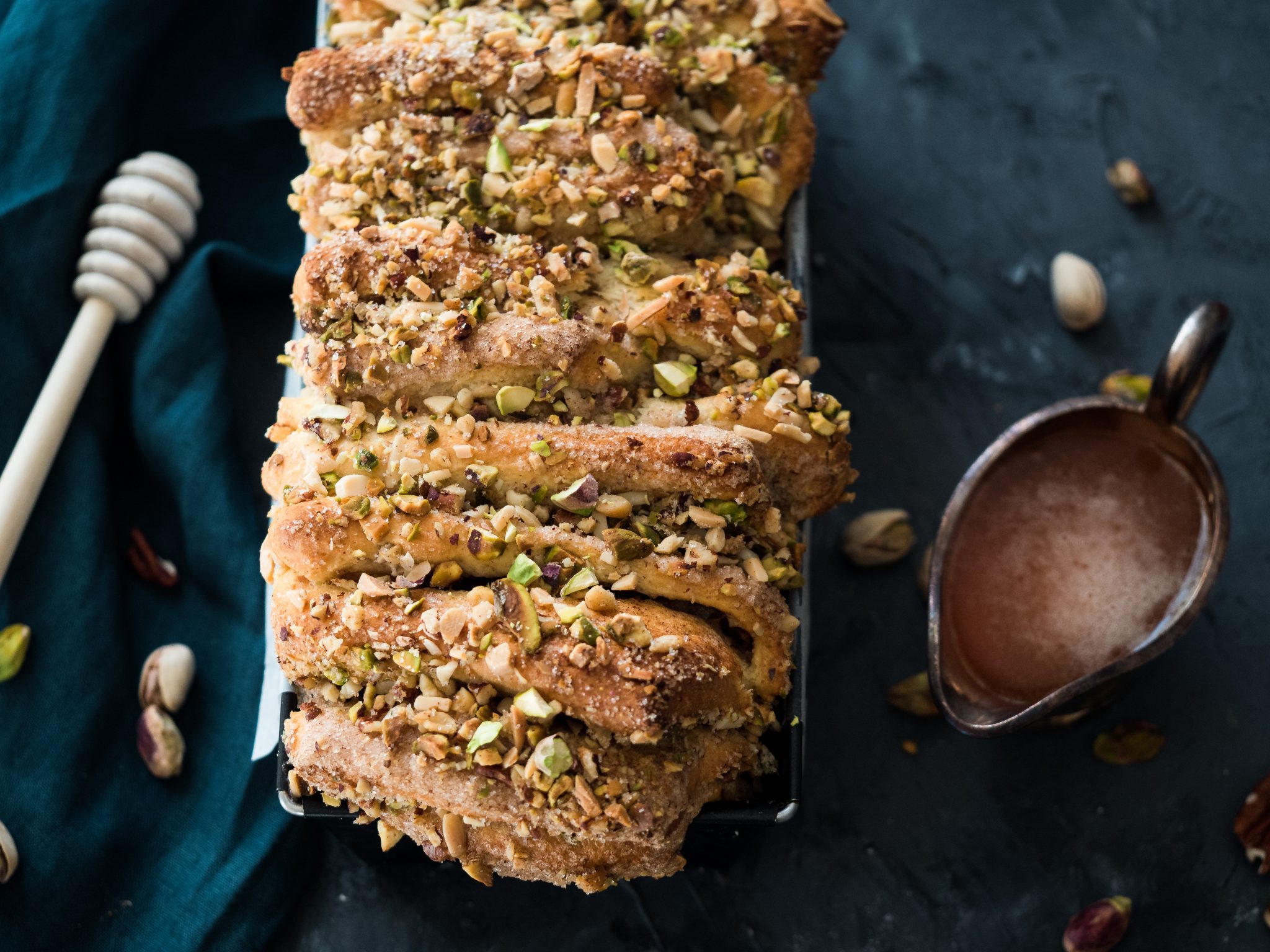 Zupfbrot mit Nüssen und Honigsirup