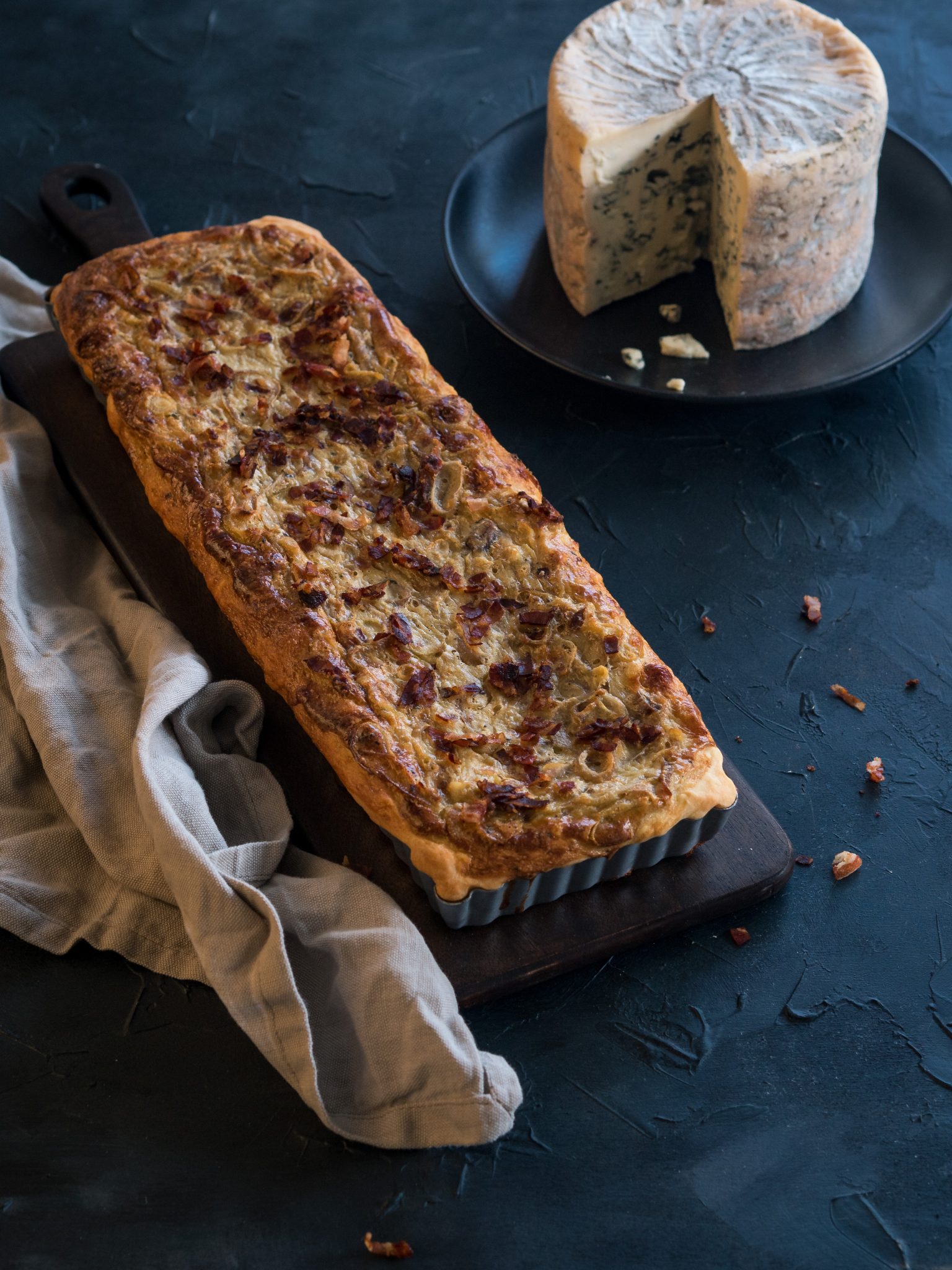 Zwiebelkuchen mit Hefeteig und Blauschimmelkäse