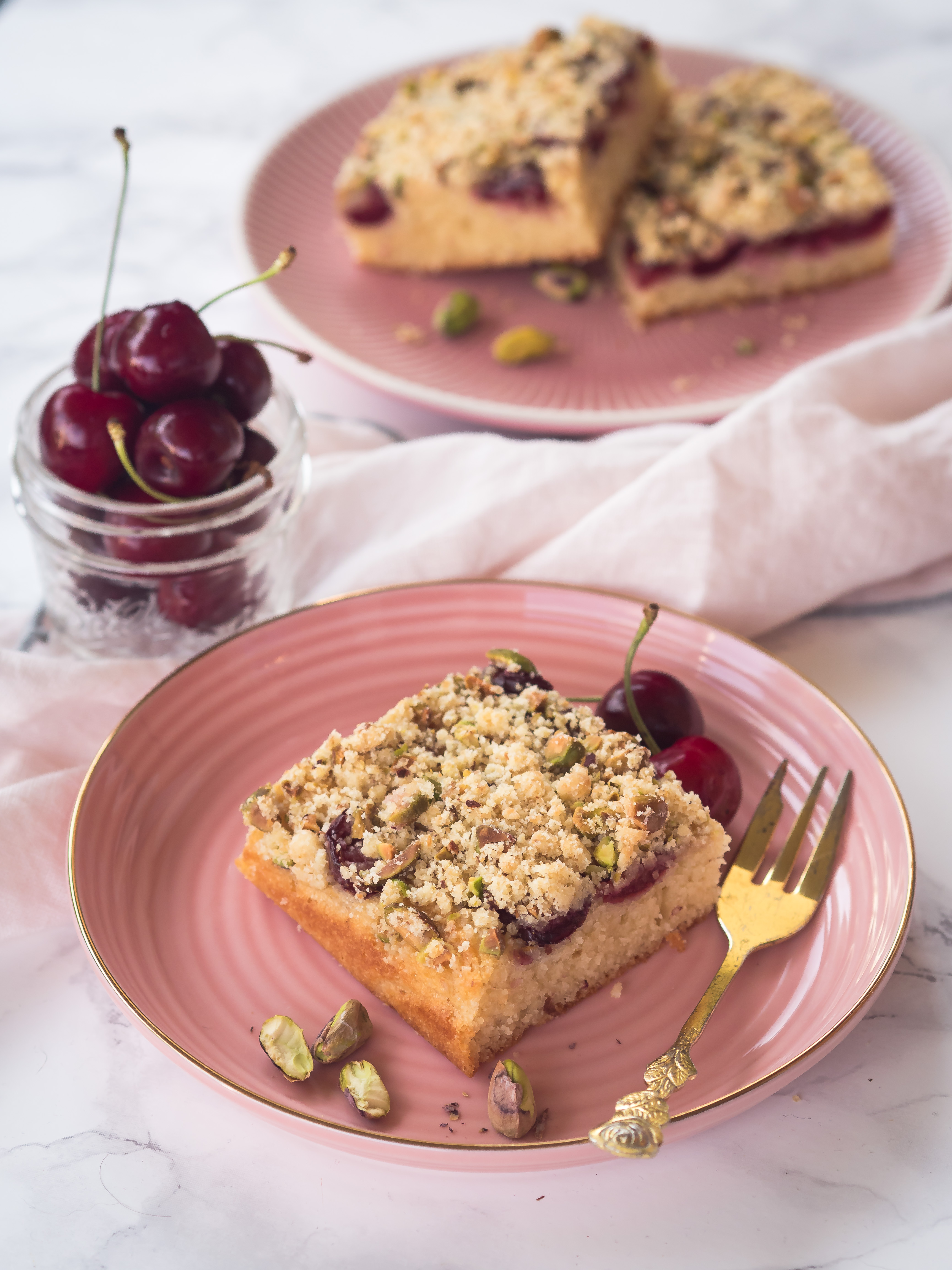 Grießkuchen mit Kirschen und Streuseln