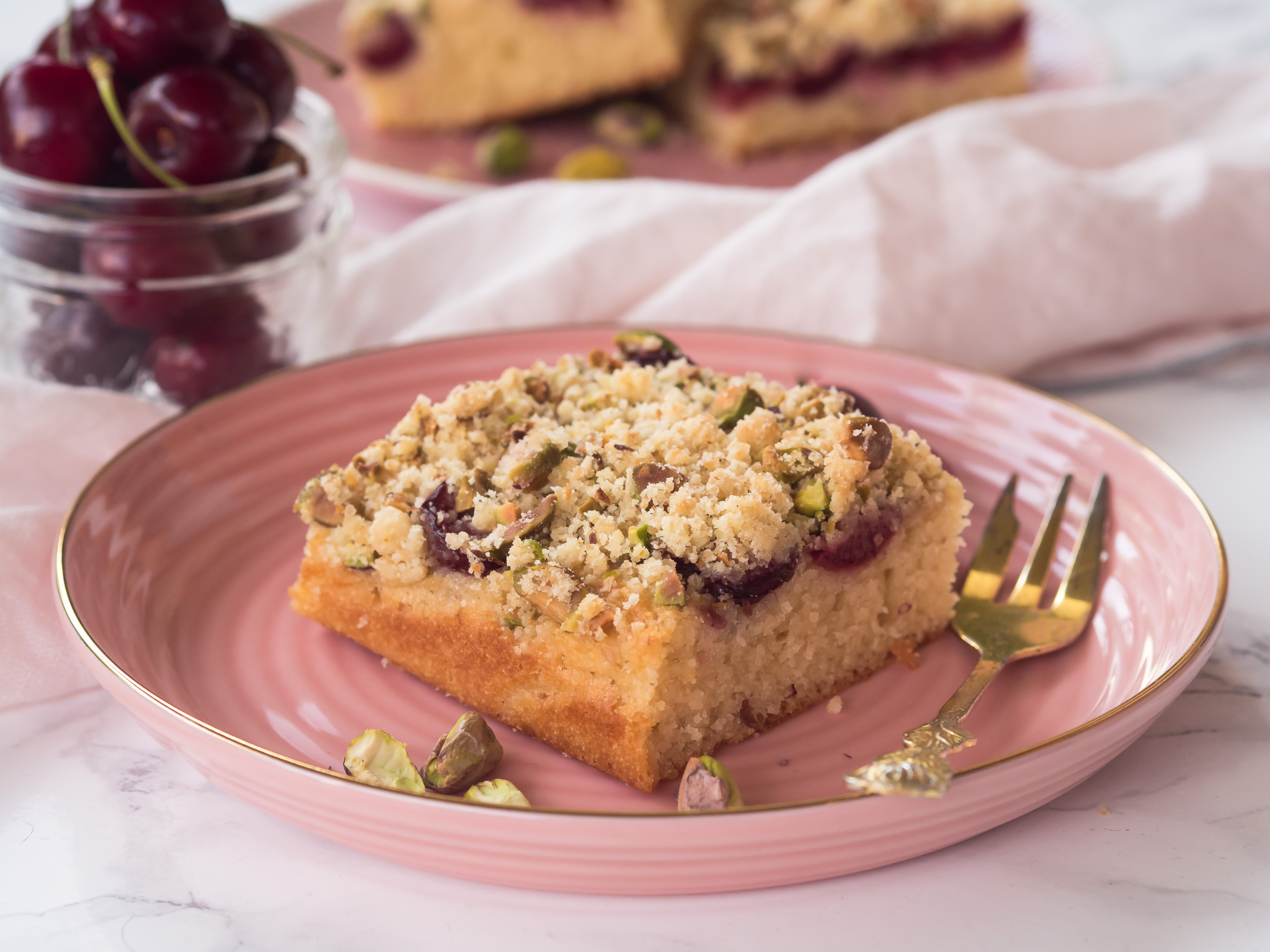 Streusel-Grießkuchen mit Pistazien